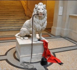 Banksy - Statue - Lion vs Lion Tamer